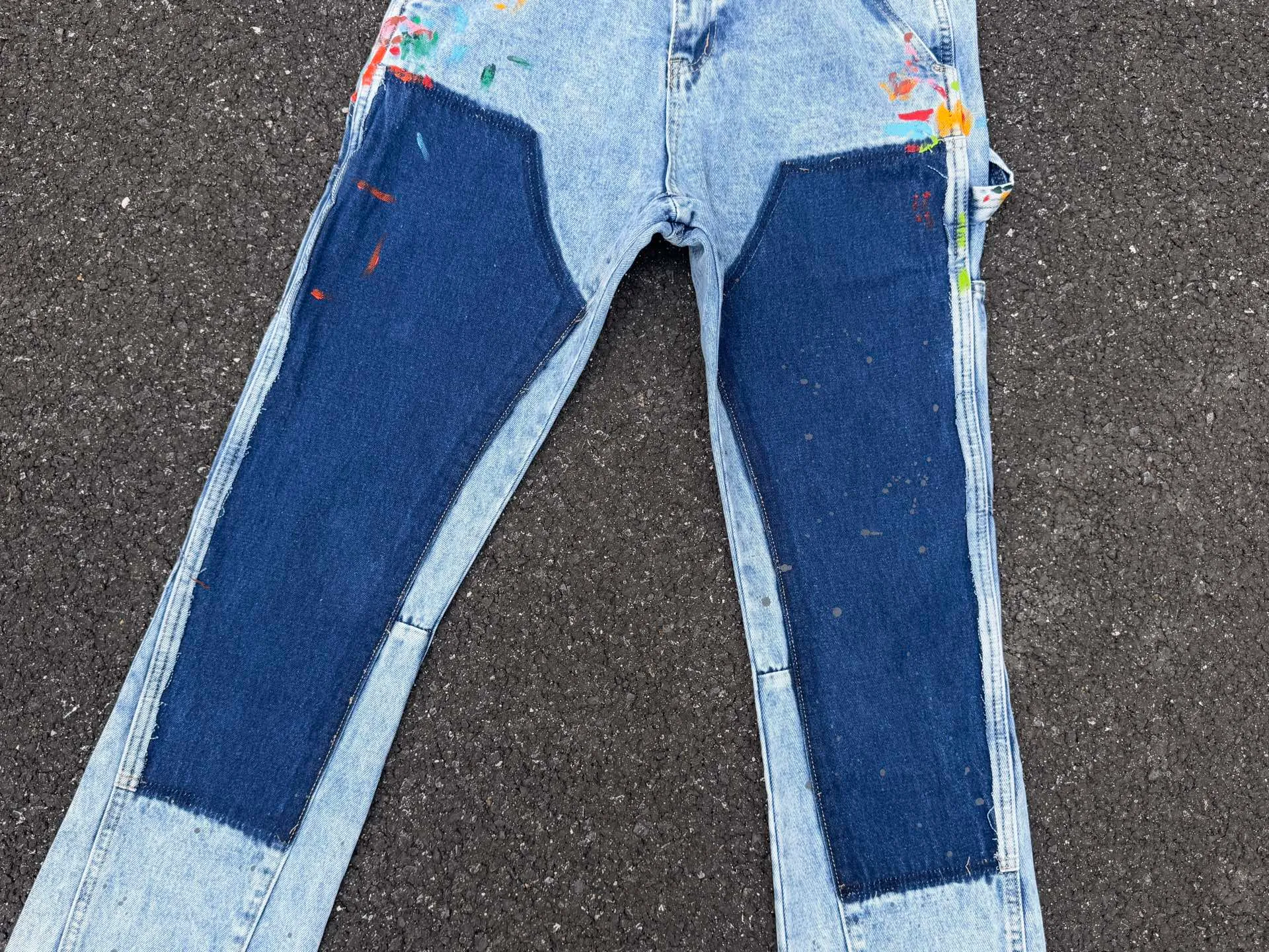 P250💰G94 GALLERY DEPT. Spliced ​​patches, ink-splashed denim bell-bottoms, washed distressed patchwork jeans, denim washing factory. During the process, the owner of the washing factory helped introduce a boss who once worked at Levi's OEM factory and then started his own business. This also paved the way for the following styles. Therefore, Levi's remodeled single product for the base plate is really familiar. Whether it is the fabrics supplied or the lathes used in production, there is nothing to choose from. -Color: blue -Number of codes: 28 30 32 34 36